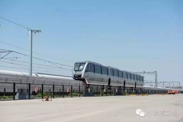 我国首列永磁跨坐式单轨列车问世